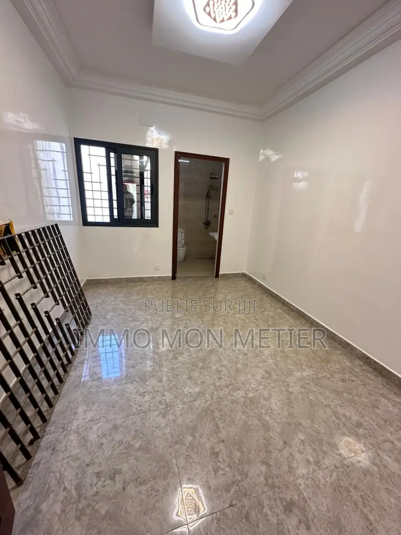 2chbre Appartement dans Appartement F3, Ouakam à Louer