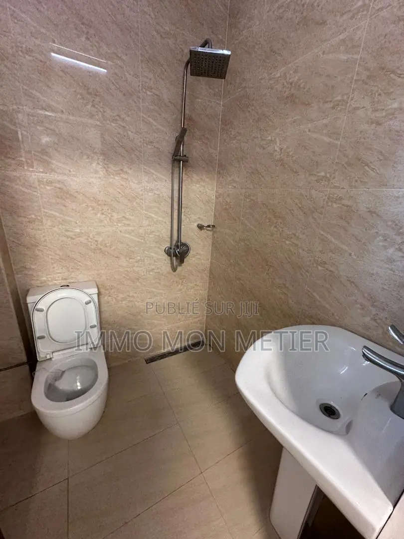 2chbre Appartement dans Appartement F3, Ouakam à Louer