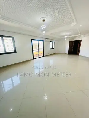 3chbre Appartement dans Appartement F4, Ouakam à Louer