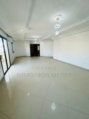 3chbre Appartement dans Appartement F4, Ouakam à Louer