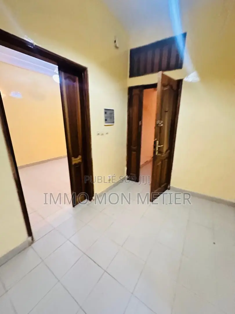 2chbre Appartement dans Appartement F3 Pres, Ouakam à Louer