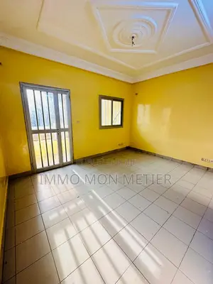 2chbre Appartement dans Appartement F3 Pres, Ouakam à Louer