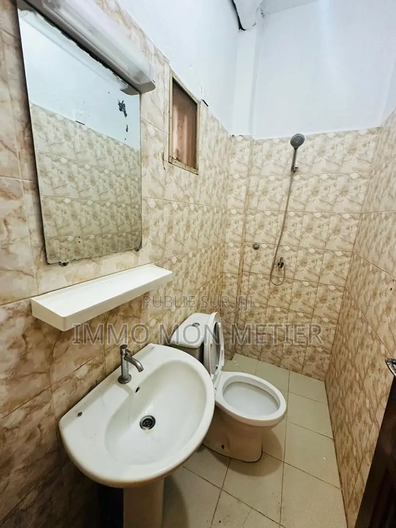 2chbre Appartement dans Appartement F3 Pres, Ouakam à Louer