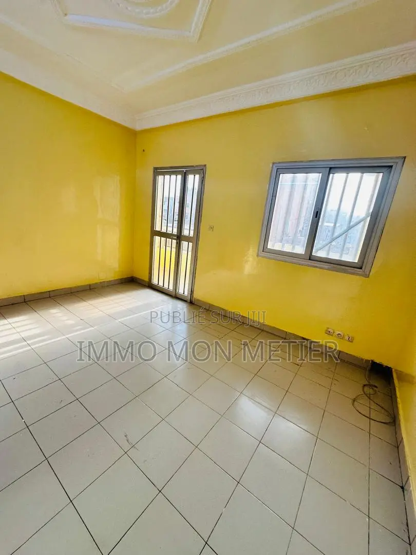 2chbre Appartement dans Appartement F3 Pres, Ouakam à Louer