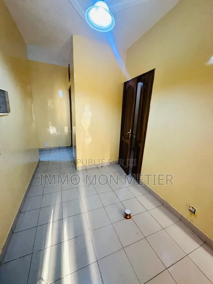 2chbre Appartement dans Appartement F3 Pres, Ouakam à Louer