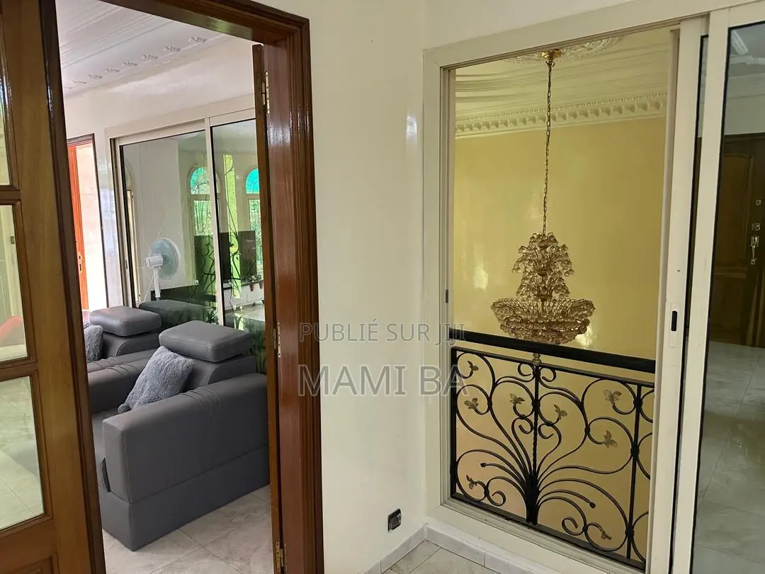 Meublé 8chbre Villa dans Almadie, Almadies à Louer