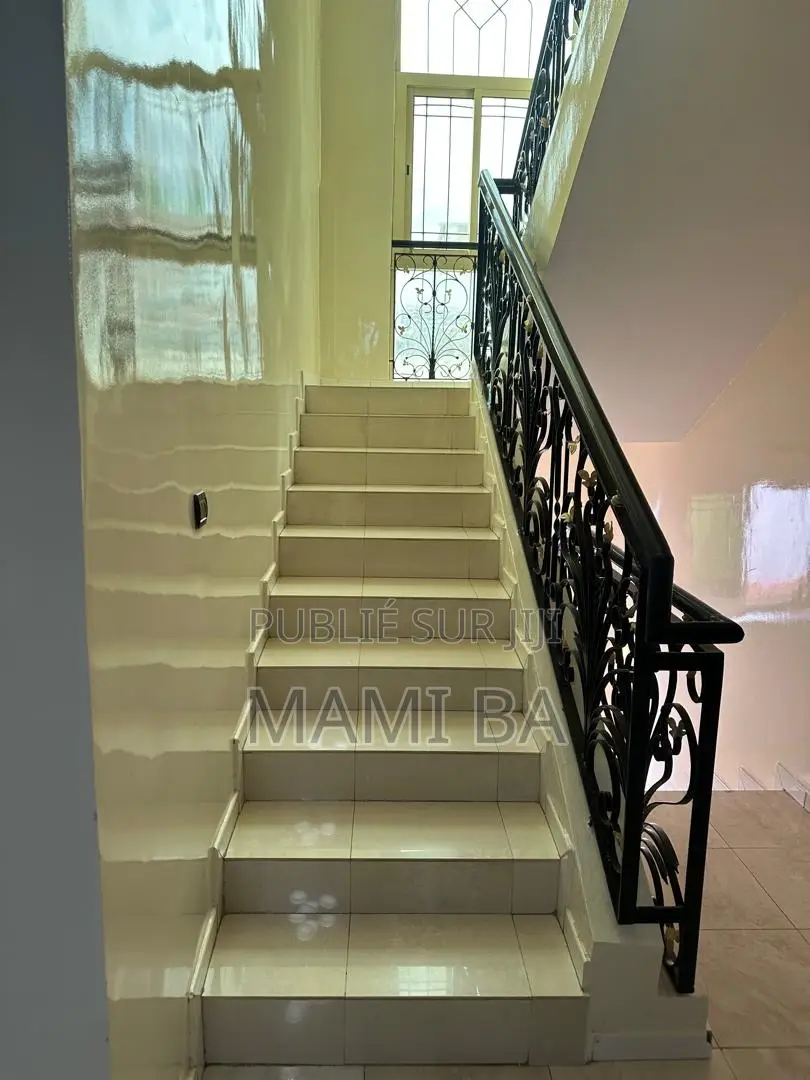 Meublé 8chbre Villa dans Almadie, Almadies à Louer