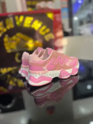 New Balance 9060 Couleur Rose Disponible