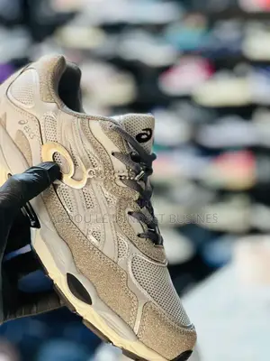 Asics Gel Couleur Beige Et Gris Disponible