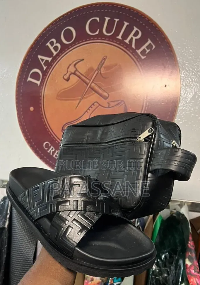 Des Chaussures en Cuire Disponible
