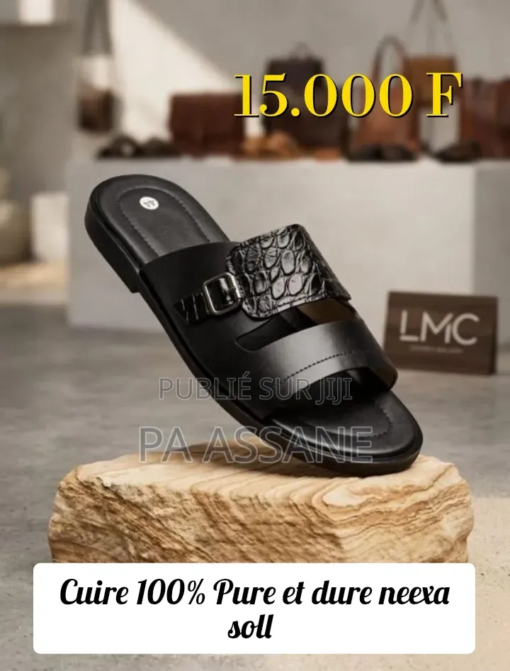 Des Chaussures en Cuire Disponible