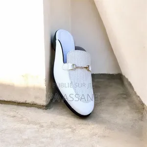 Des Chaussures en Cuire Disponible