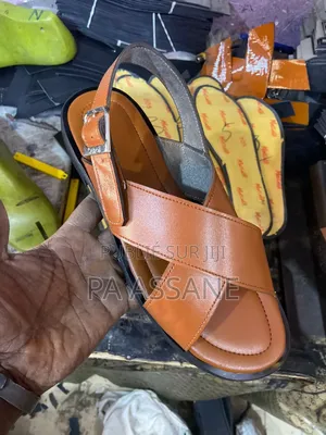 Des Chaussures en Cuire Disponible