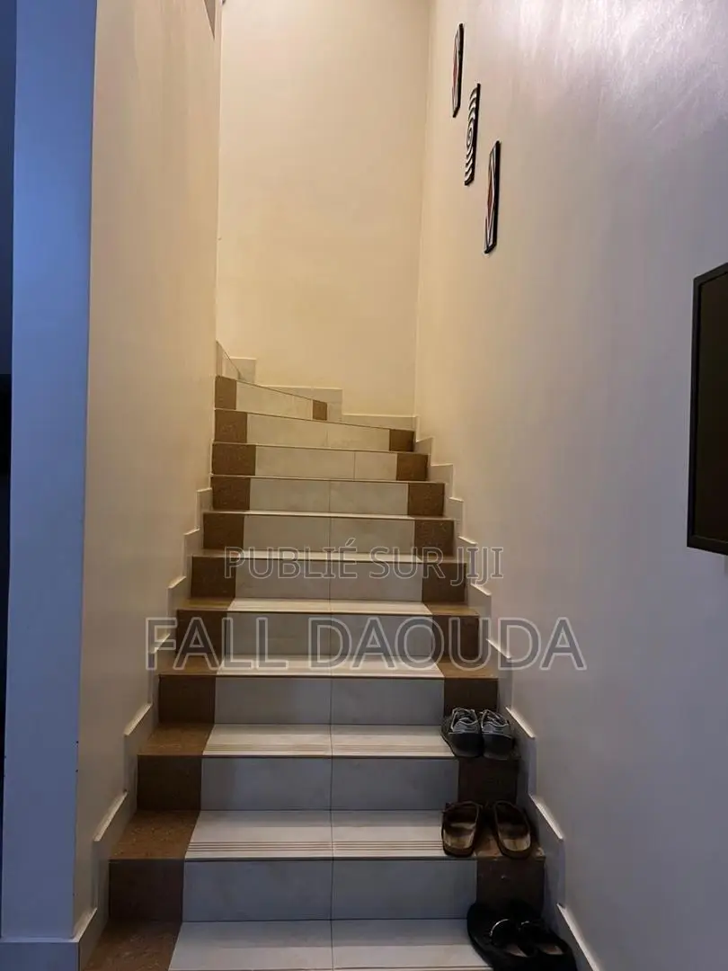 5chbre Villa dans Villa, Rufisque à Vendre