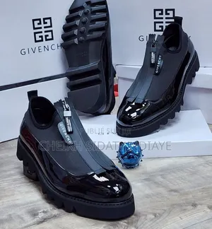 Deeschaussures De Classe Disponible Au