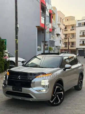 Mitsubishi Outlander 2023 Gris