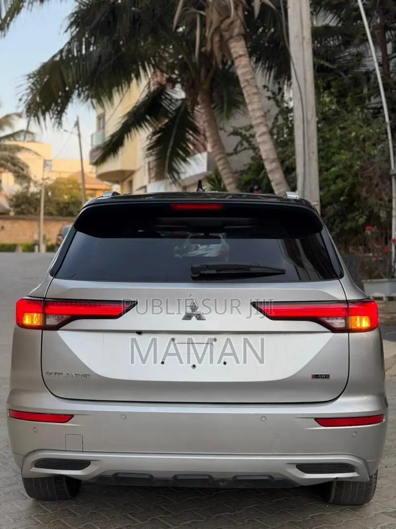 Mitsubishi Outlander 2023 Gris