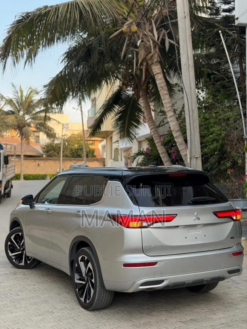 Mitsubishi Outlander 2023 Gris