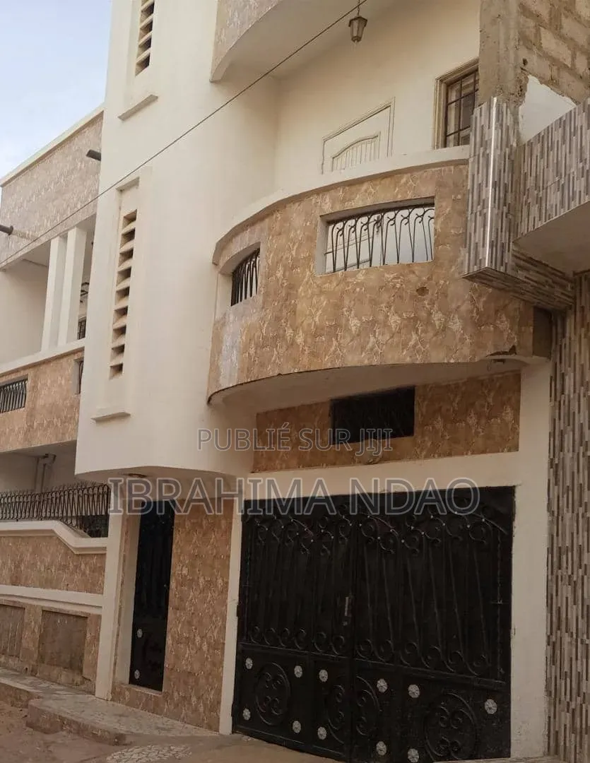 Meublé 8chbre Maison dans Ibou Imo, Thiaroye à Vendre