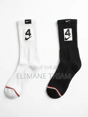 T-Shirt Couleur Unique Et Des Chaussettes Numérotées