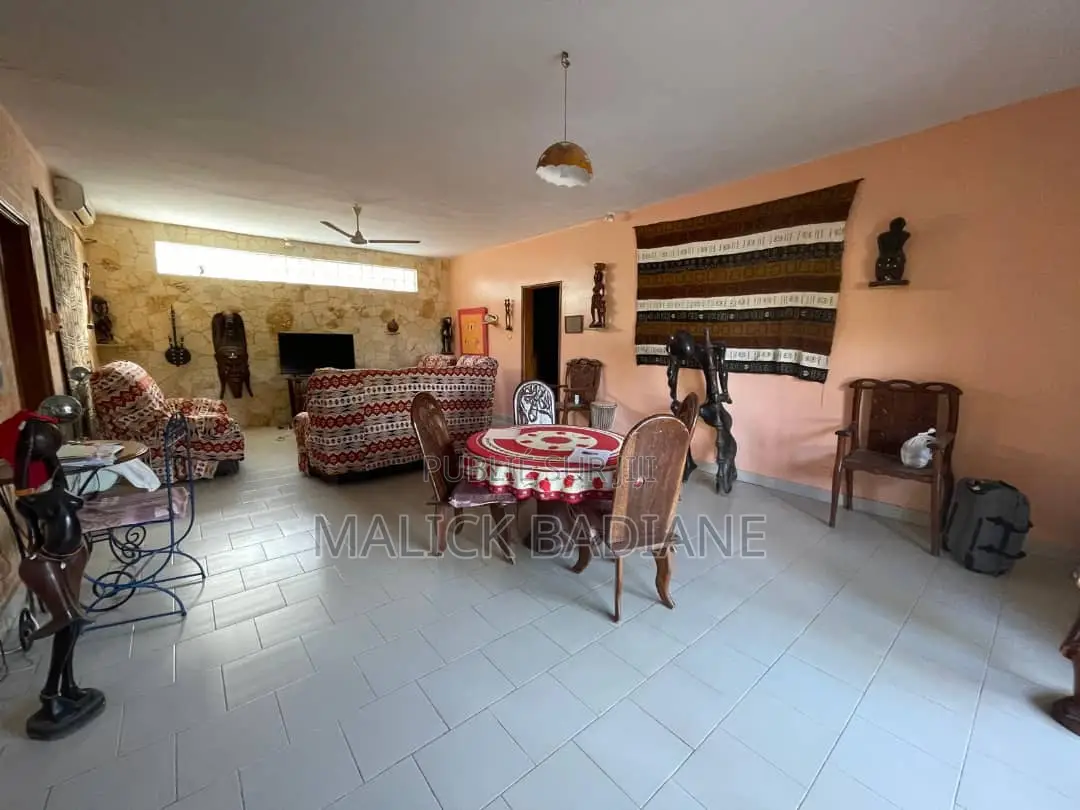 Meublé 5chbre Villa dans Rufisque à Vendre