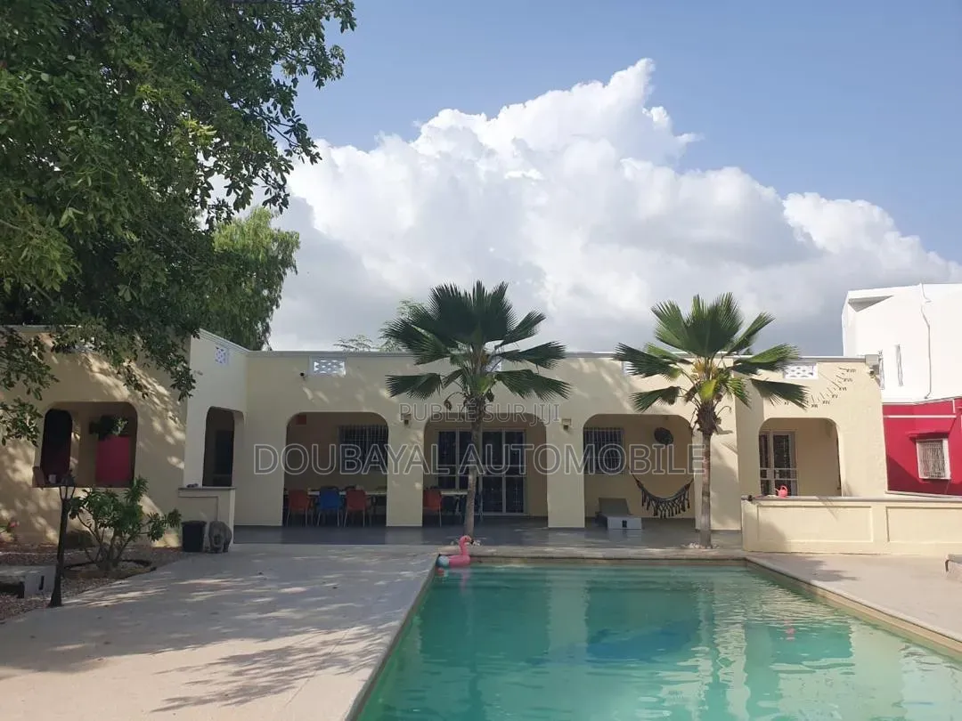 6chbre Villa dans Mbeur, Thiès Sud à Vendre