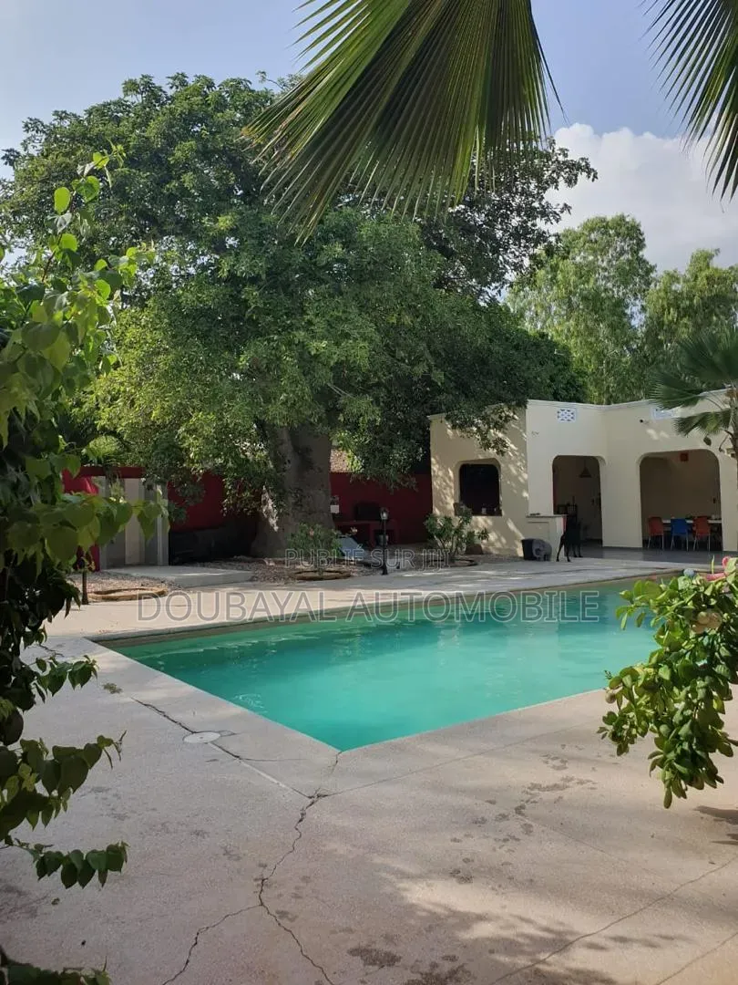 6chbre Villa dans Mbeur, Thiès Sud à Vendre