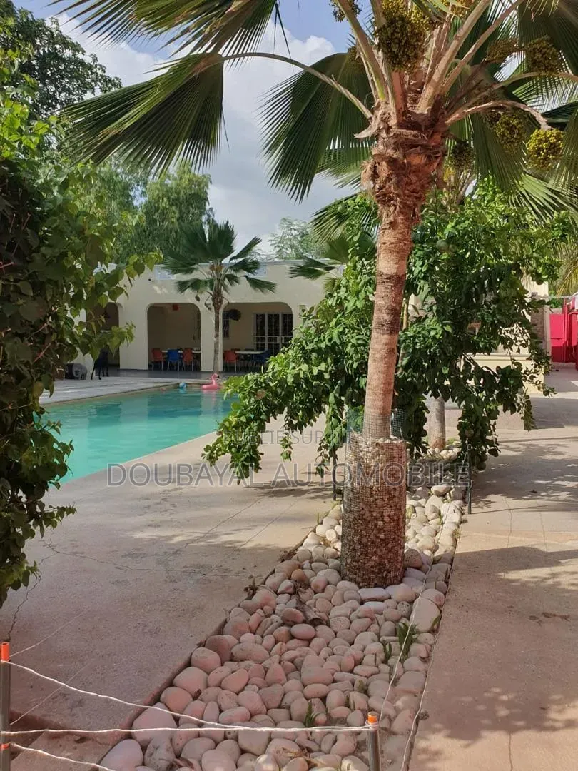 6chbre Villa dans Mbeur, Thiès Sud à Vendre