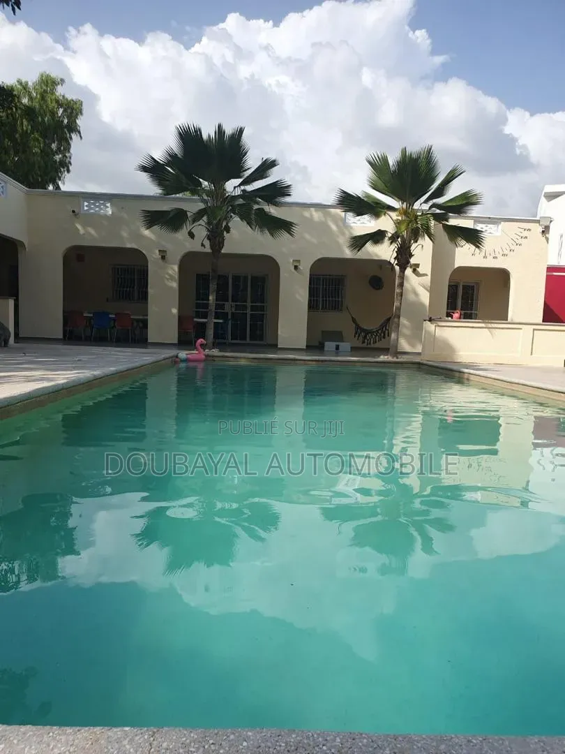 6chbre Villa dans Mbeur, Thiès Sud à Vendre