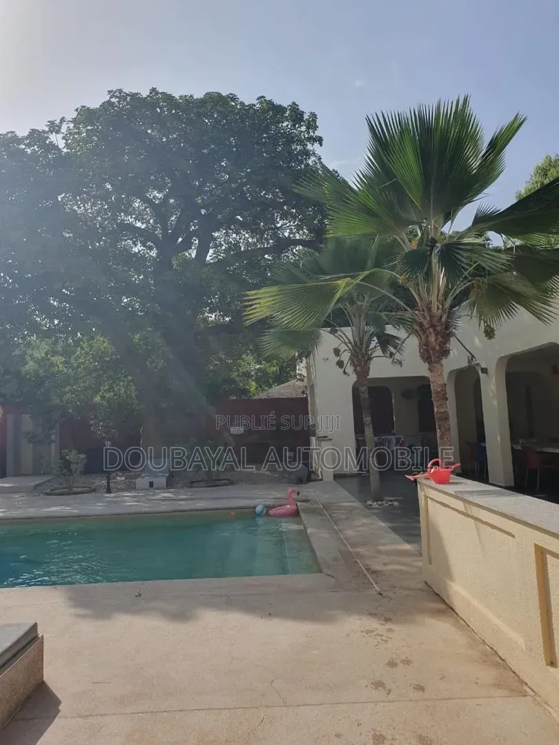 6chbre Villa dans Mbeur, Thiès Sud à Vendre
