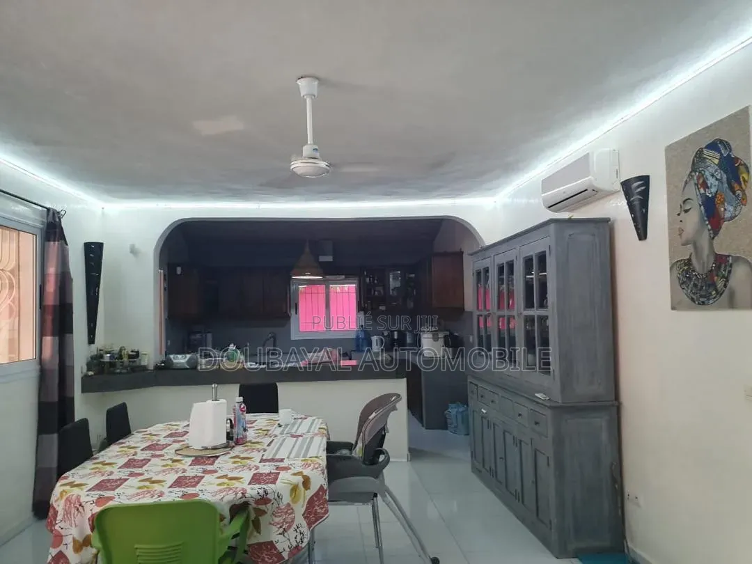 6chbre Villa dans Mbeur, Thiès Sud à Vendre
