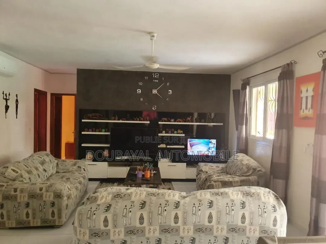 6chbre Villa dans Mbeur, Thiès Sud à Vendre