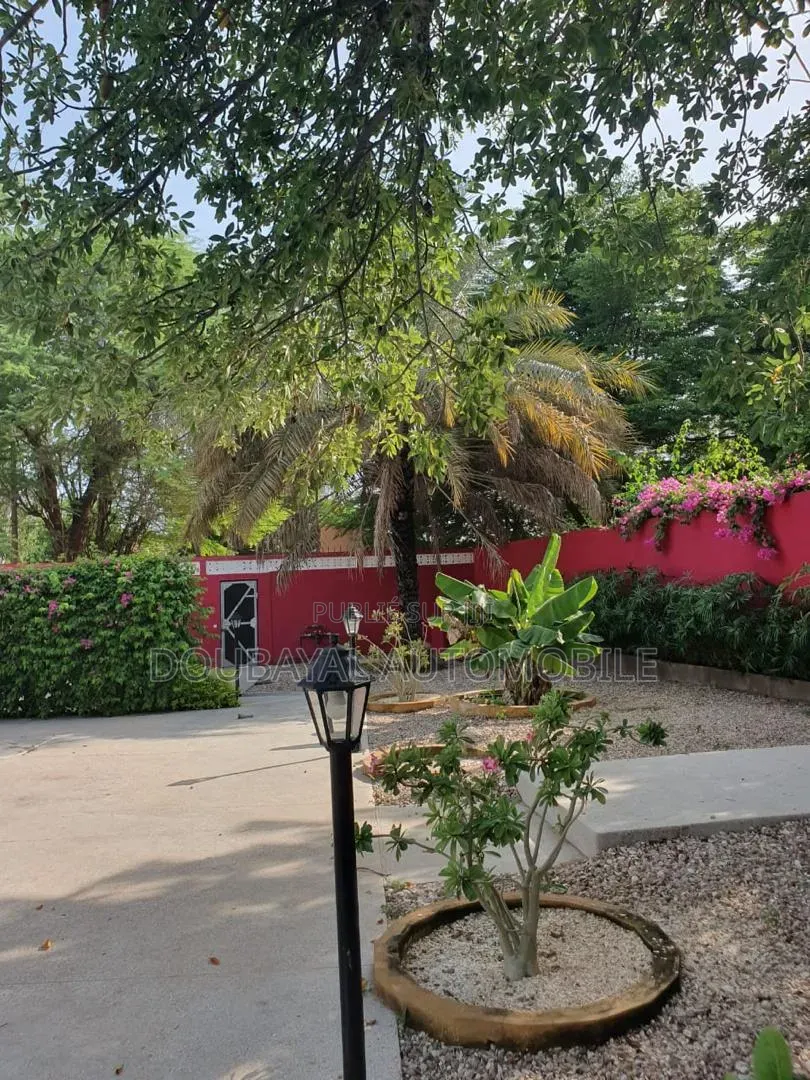 6chbre Villa dans Mbeur, Thiès Sud à Vendre