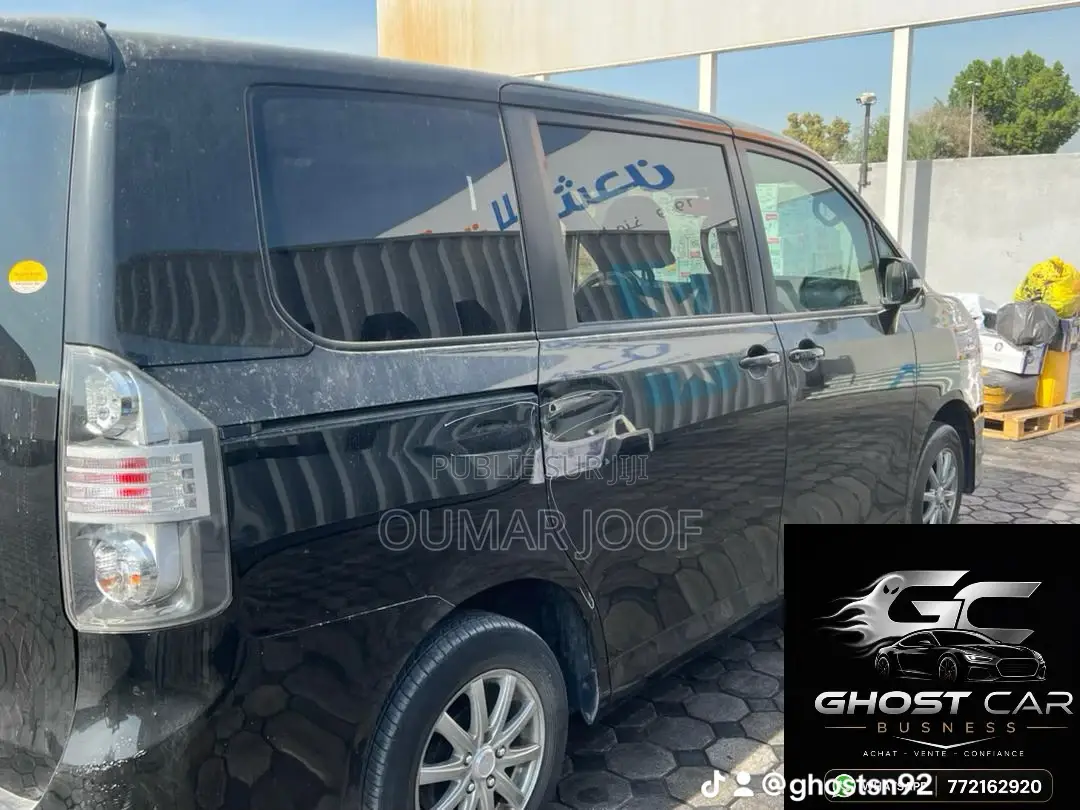 Toyota Voxy 2016 Noir