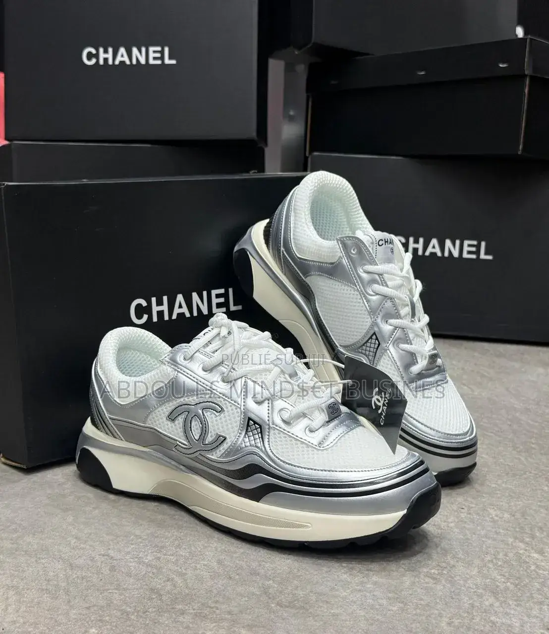 Chanel Gris Blanc Disponible