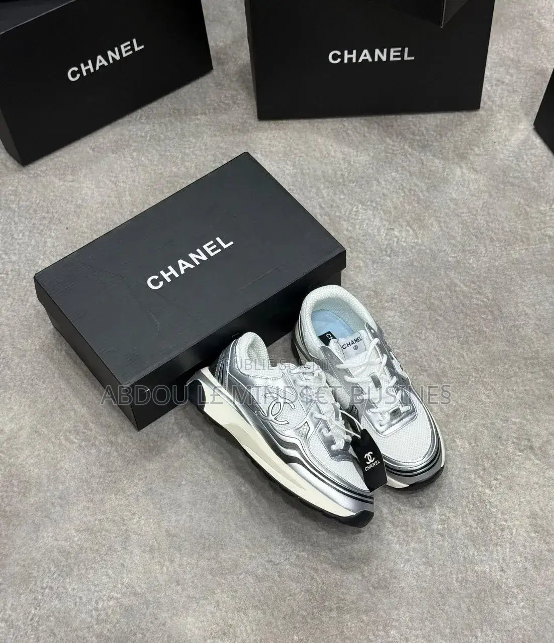 Chanel Gris Blanc Disponible