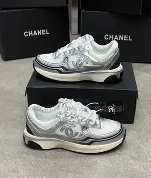 Chanel Gris Blanc Disponible