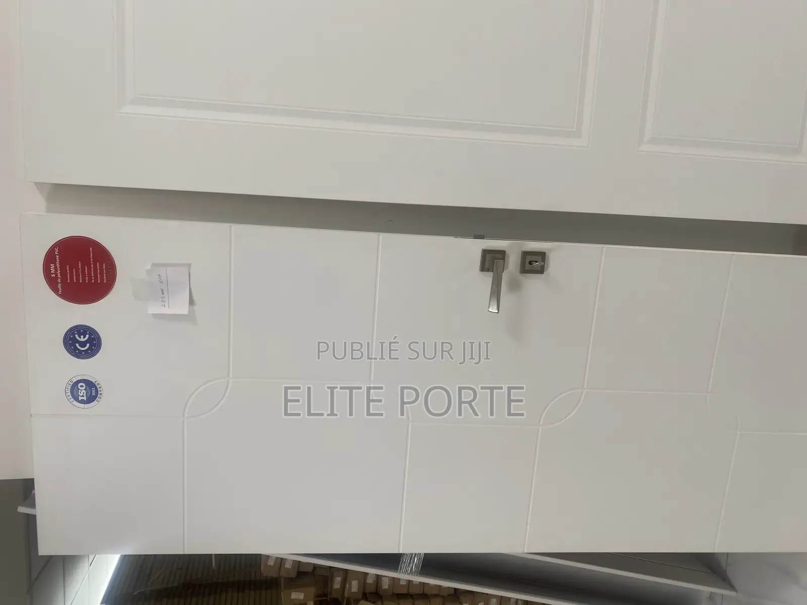 Porte Avec Cadre Et Toutes Les Accessoires