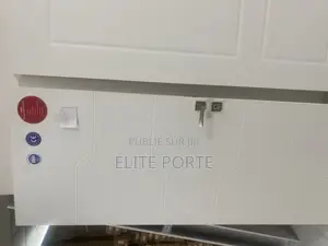 Porte Avec Cadre Et Toutes Les Accessoires