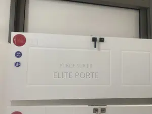 Porte Avec Cadre Et Toutes Les Accessoires