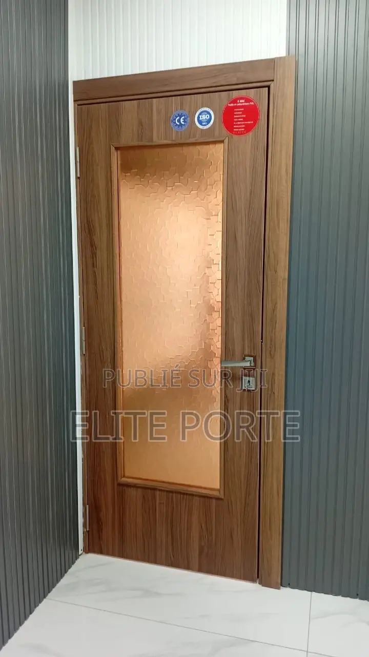 Porte Avec Cadre Et Toutes Les Accessoires