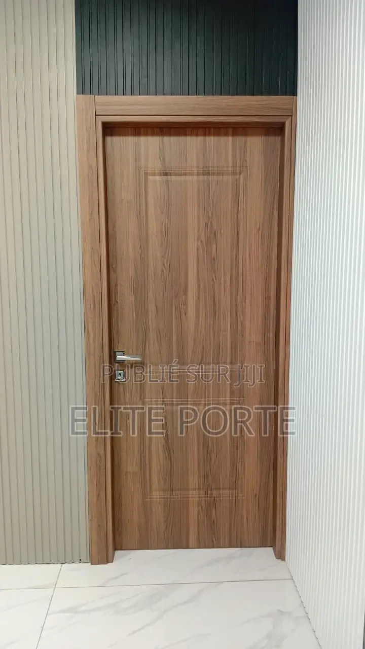 Porte Avec Cadre Et Toutes Les Accessoires