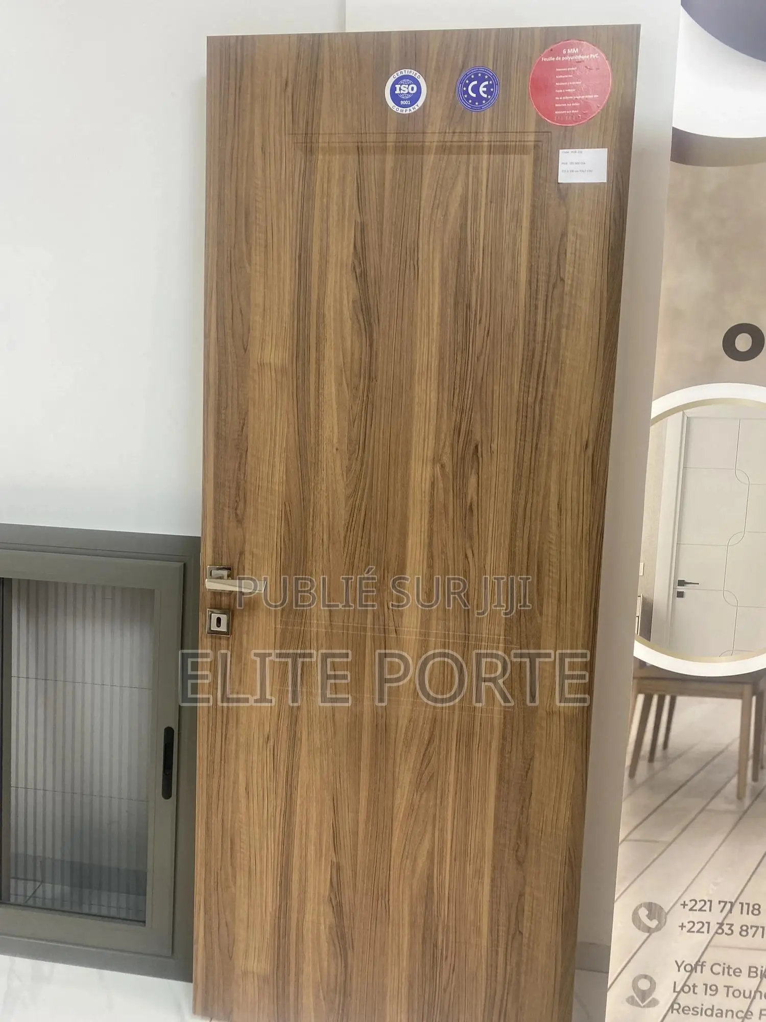Porte Avec Cadre Et Toutes Les Accessoires