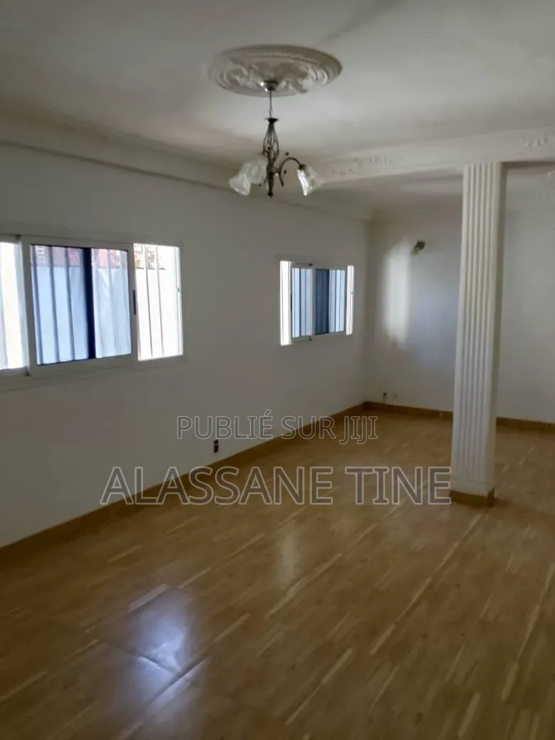 Show Room Duplex a Louer