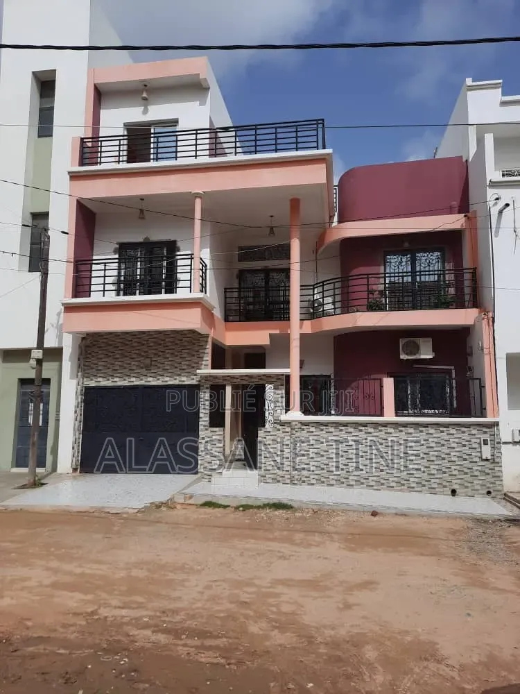 5chbre Villa dans Dakar Plateau à Louer