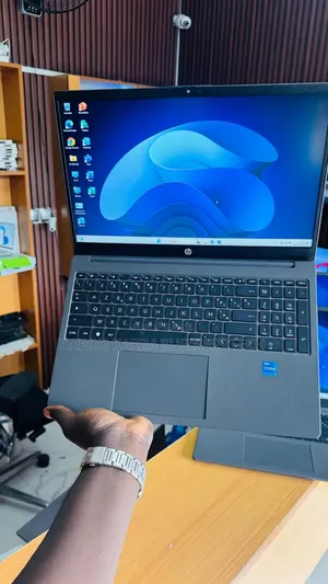 Nouveau Ordinateur portable HP 250 G10 16GB Intel Core i5 SSD 512GB