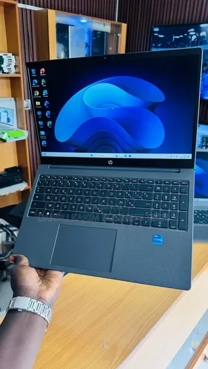 Nouveau Ordinateur portable HP 250 G10 16GB Intel Core i5 SSD 512GB