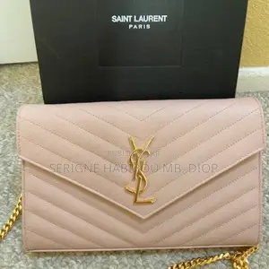 Portefeuille Enveloppe Cassandre en Cuir Matelassé Saint Laurent