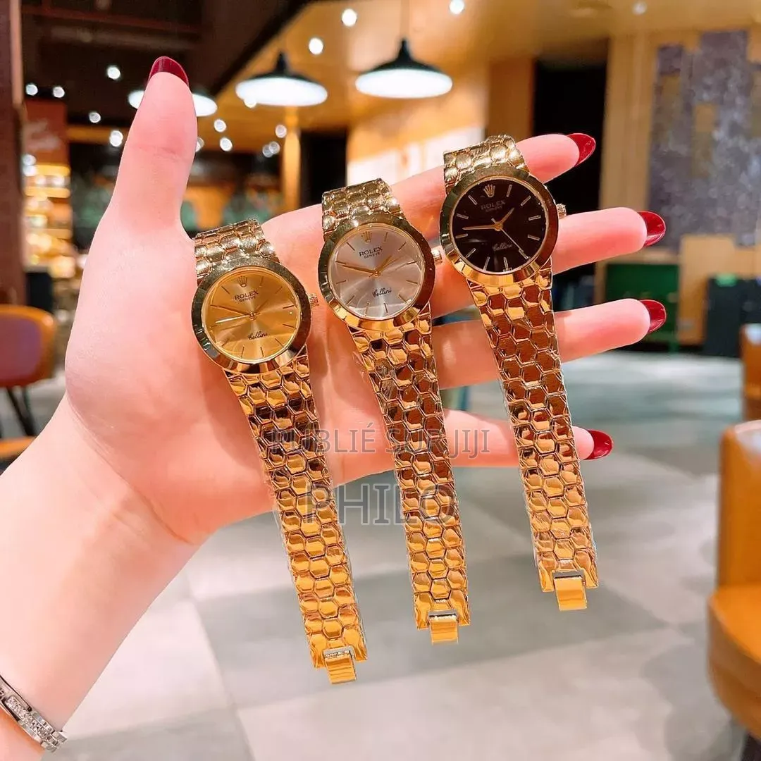 Montre Femme Trés Classe Et Élégante
