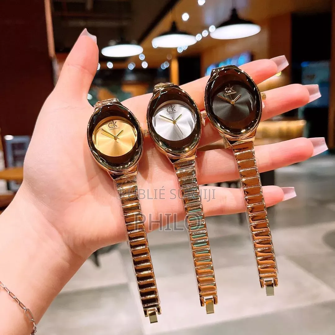 Montre Femme Trés Classe Et Élégante